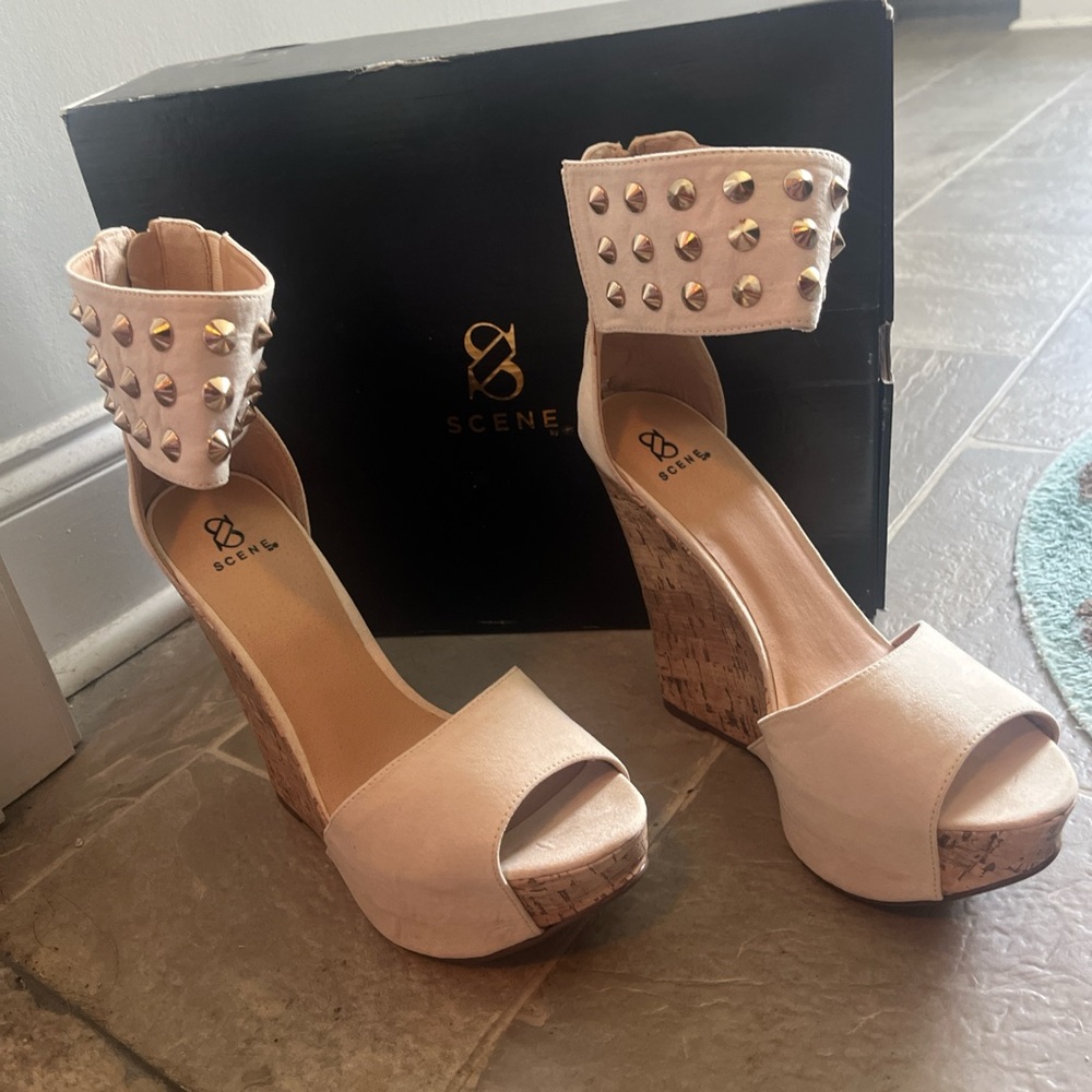 Scene Weaver Women's Wedge Sandals - Cream with Studs